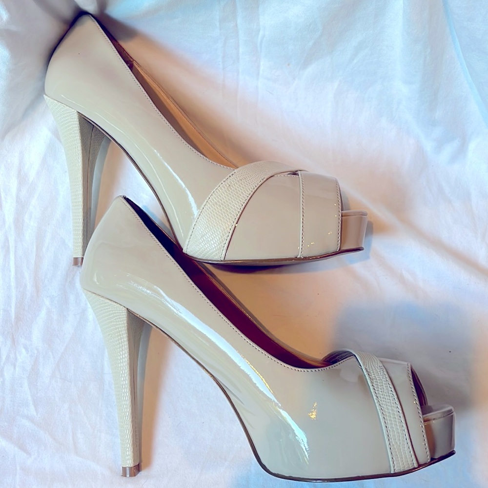 Guess Platform 4.5 inch Peep-Toe Heels - Cream Patent Leather Size 7